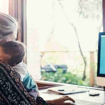 Tulsa-working-mom-holding-infant