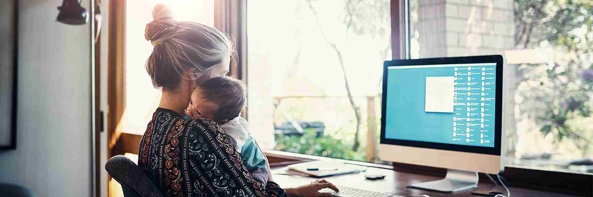 Tulsa-working-mom-holding-infant